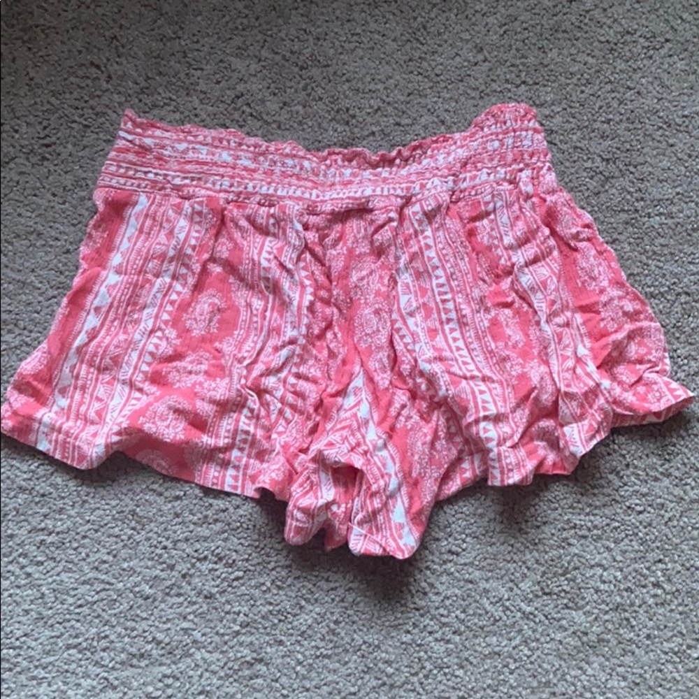 🌵3/$20• Pink and White stretchy pattered shorts